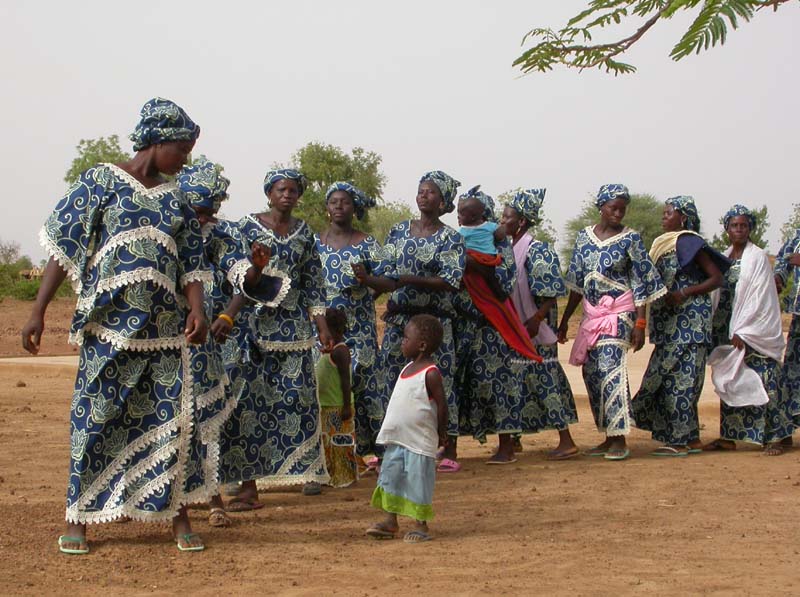 Les femmes étuveuses de l'association "Sõng taaba", en uniforme, dansent à l'occasion de "leur fête"