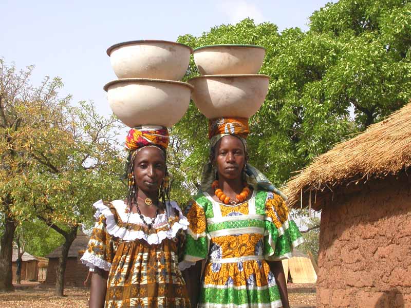 Femmes peules allant vendre leur lait au marché