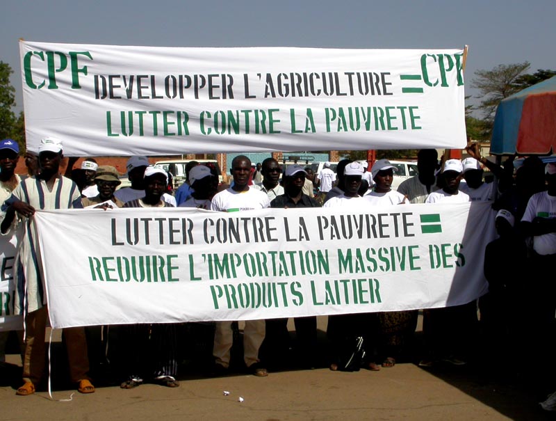 La Confédération Paysanne du Burkina Faso manifeste pourn demander la fin des importations massives de lait en pouder