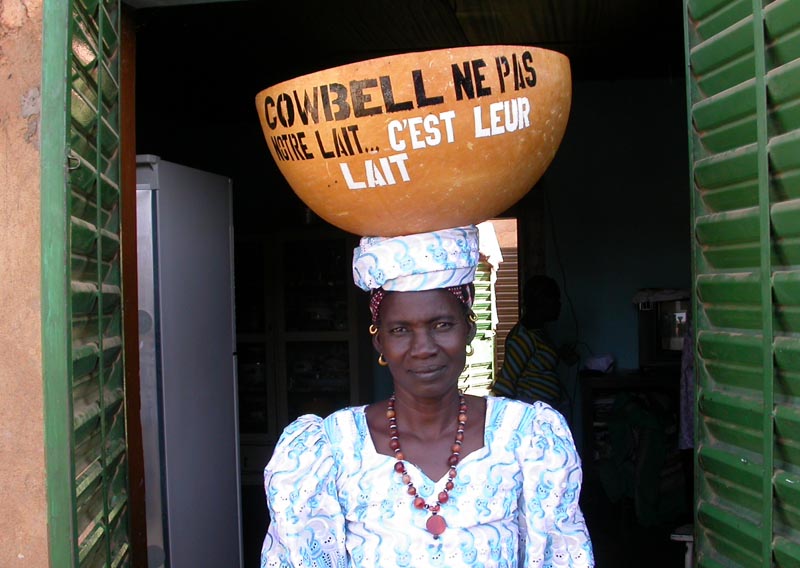 Femme peule défendant le lait local