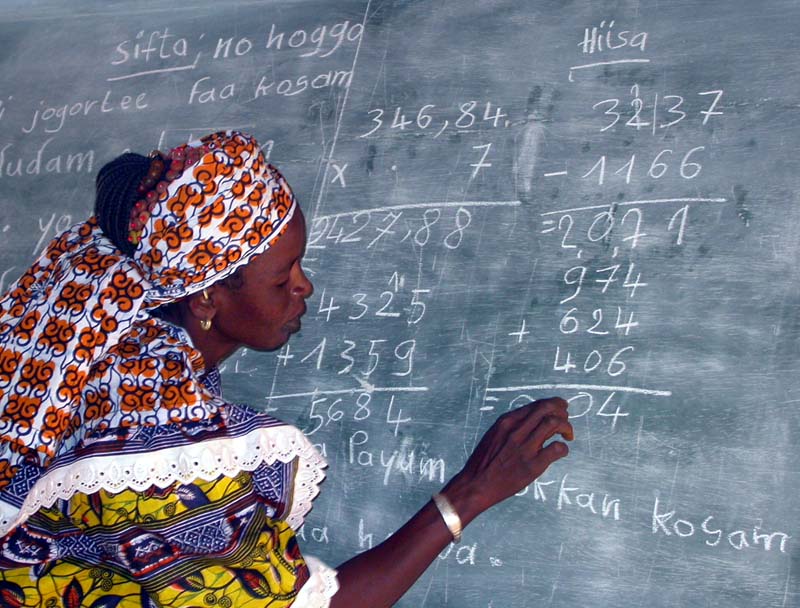 Jeune femme suivant un cours d'alphabétisation pour adulte en langue peule