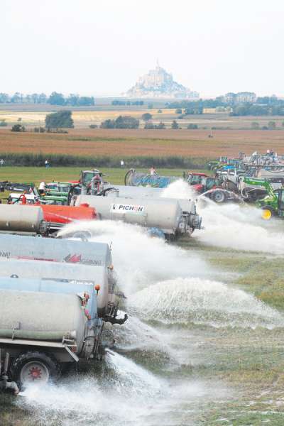 Les producteurs de lait sont en colère : ils déversent leur lait au pied du Mont Saint Michel