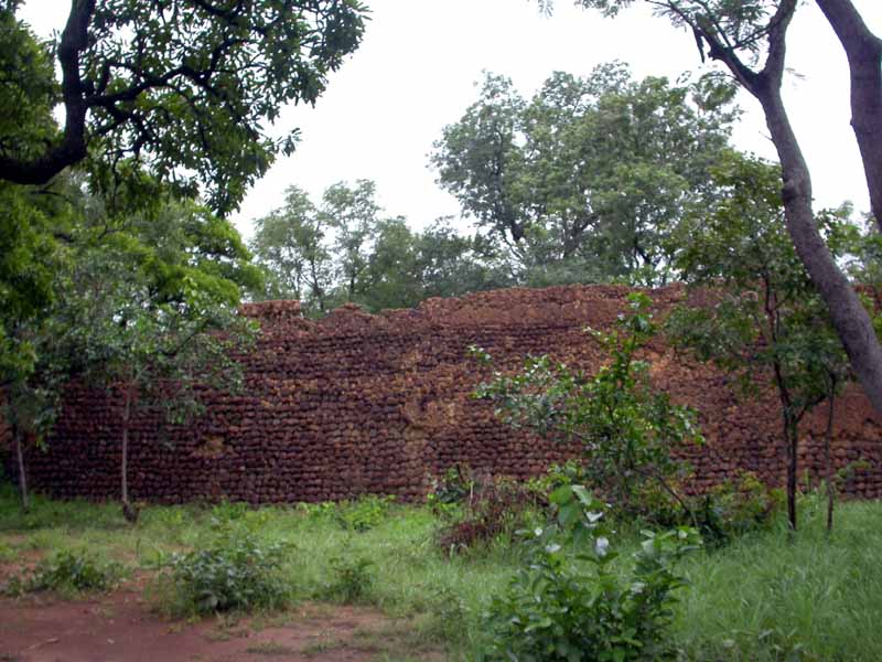 Le mur d'enceinte des ruines de Loropéni