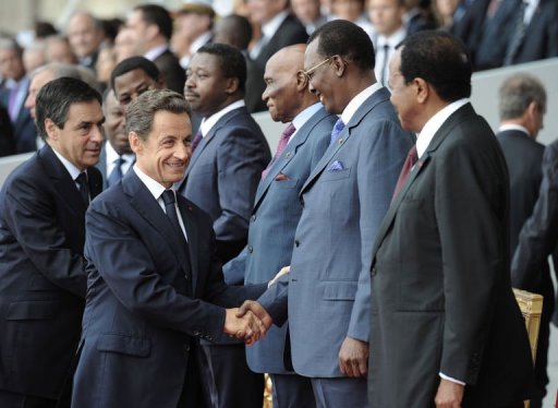 François Fillon et Nicolas Sarkozy saluent les chefs d'Etat africains (Togo, Sénégal, Tchad et Cameroun) lors du défilé du 14 juillet 2010 à Paris