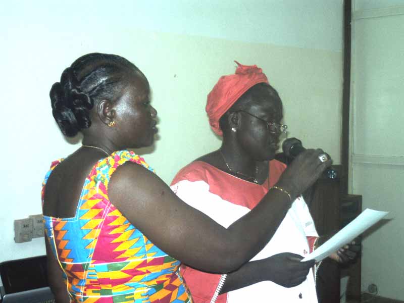 Une étuveuse de Niassan, Solange Paré, lit le discours d'ouverture