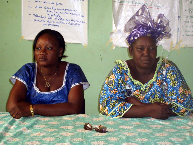 Ouagadougou, le mardi 30 avril 2010 : la présidente d'une des Unions des étuveuses de Bama(à droite sur la photo) donne son témoignage. A sa gauche la secrétaire de l'Union des Producteurs de Riz.
