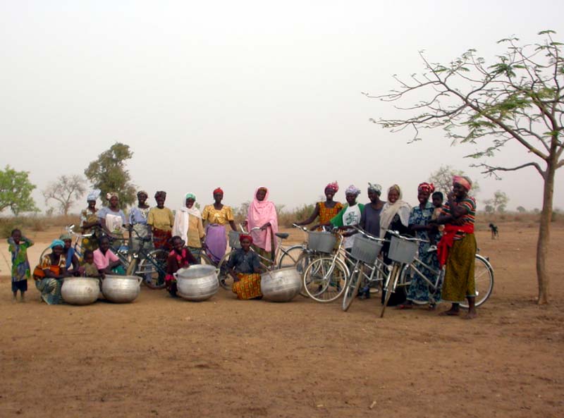 13 femmes du groupements présentent leurs vélos neufs