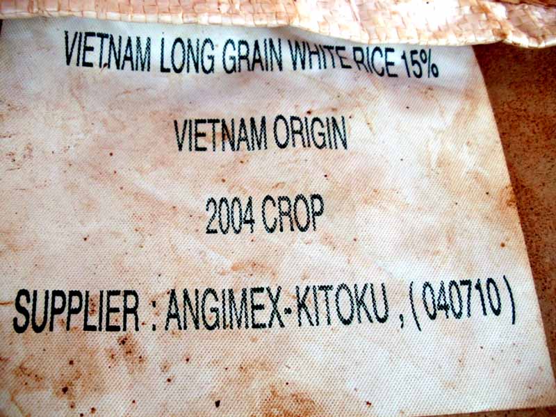 L'étiquette de ce sac de riz témoigne que ce riz a été récolté il y a déjà six ans !