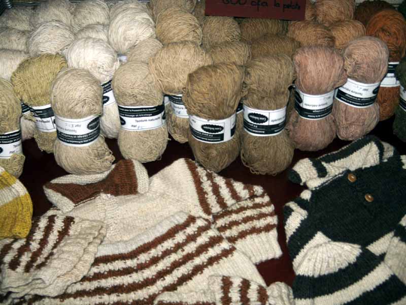 Quelques pelotes de coton filé par les femmes de l'association Zoodo