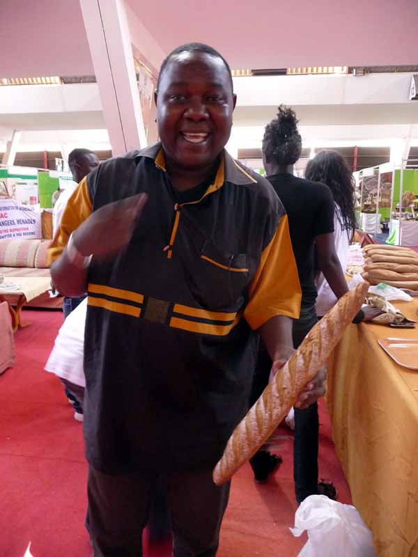 Amadou Gaye, le "patron" des boulangers Sénégalais avec sa baguette de pain aux céréales locales