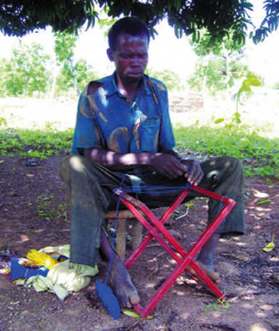 Kounsoa Kambiré "tissant" un tabouret métallique