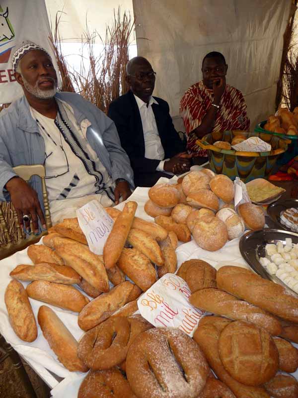 Mamadou Cissokho (ROPPA), Ababacar Ndoye (ITA) et Amadou Gaye (FNBS) devant les produits de nos artisans