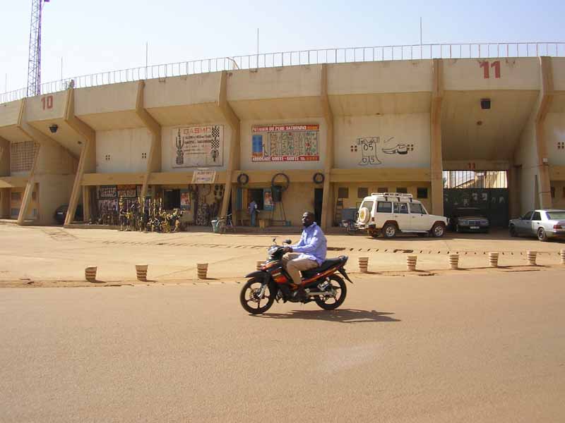 A Ouagadougou, au stade municipal, la boutique du jardin du père Saturnino