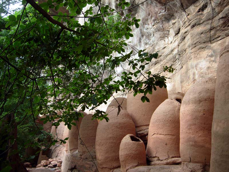 Greniers en forme d'ogive, construits sur les rochers, dans la falaise