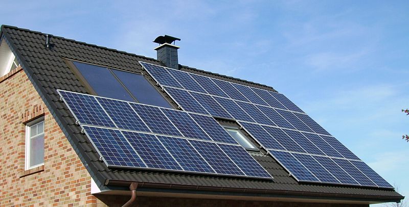 Les plaques solaires remplaceront-elles, un jour, les tôles en aluminium des toits du Burkina ?