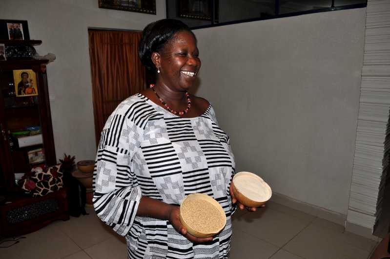 Madame Juliette Kongo présentant les graines de nénuphar et la farine