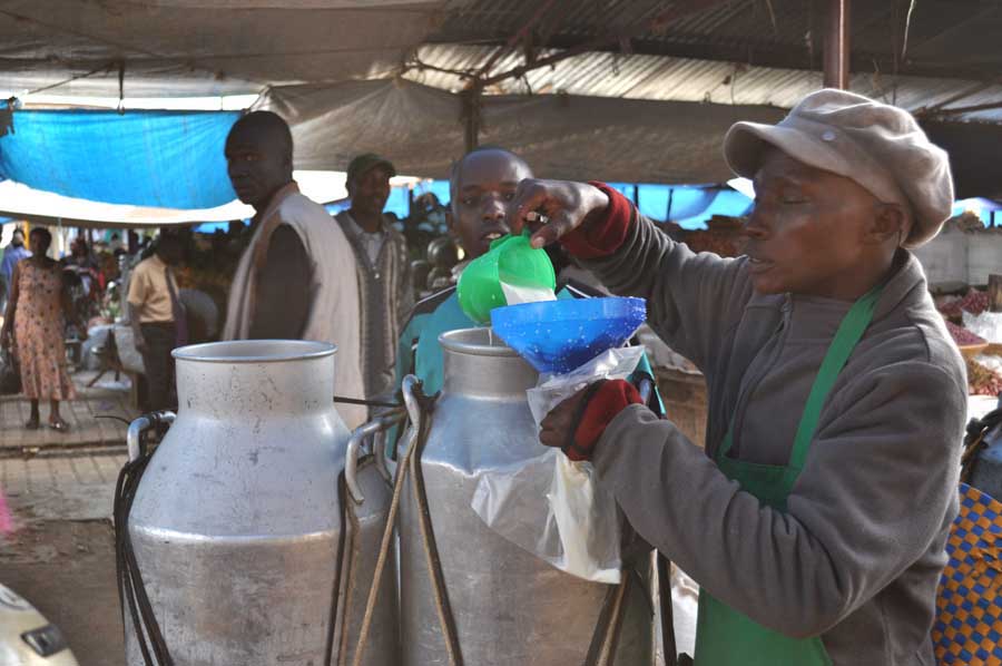 A Mbarara, au marché, un vendeur de lait...