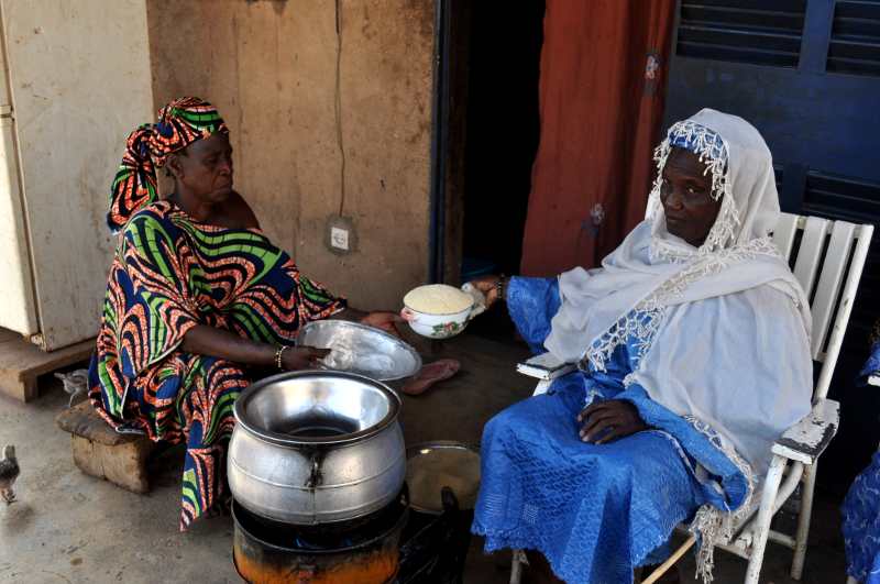 A Hamdalaye (Ouagadougou) préparation du lait de soja pour les veaux