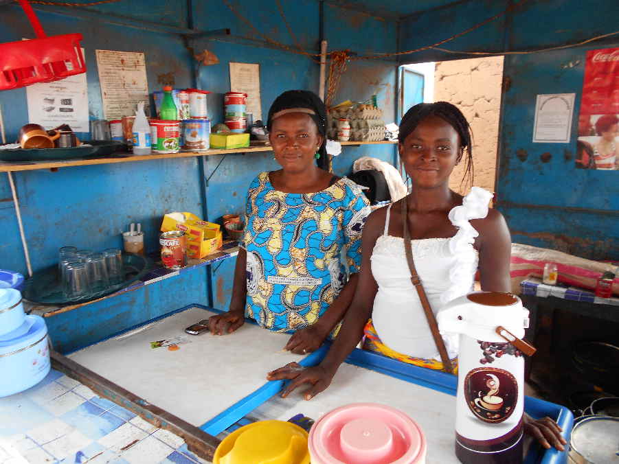 Deux "étrangères", une veuve et une orpheline travaillent dans un kiosque.